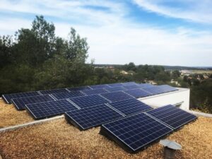 panneau photovoltaïque sur toit plat