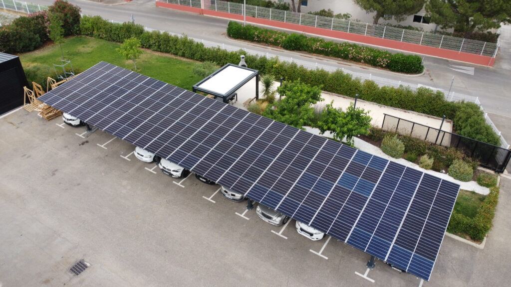 ombrière parking avec panneaux solaires